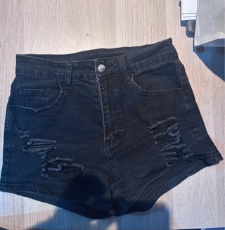 Pantalón corto negro roto verano