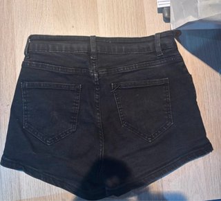 Pantalón corto negro roto verano