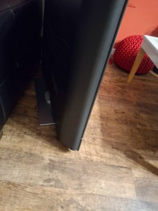 Televisor Loewe Negro y base Plata