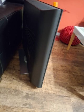Televisor Loewe Negro y base Plata
