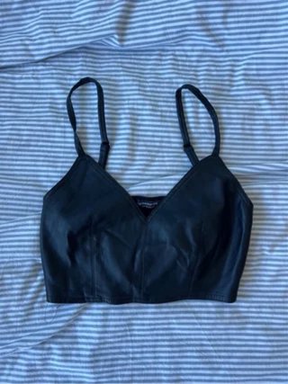 Top efecto cuero Stradivarius negro