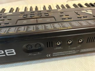 Teclado Roland E-28