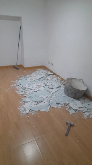 Hola executo trabajo de pintur,azulejo y todo