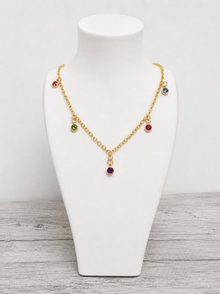 Collar dorado con colgantes de piedras