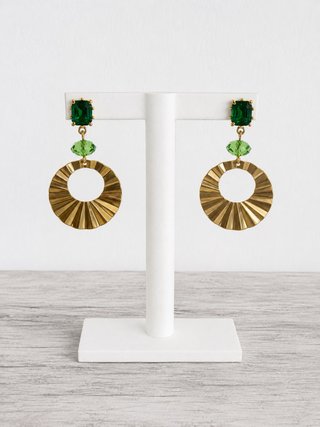 Pendientes dorados con detalles verdes