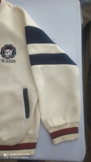 Chaqueta universitaria beige y azul