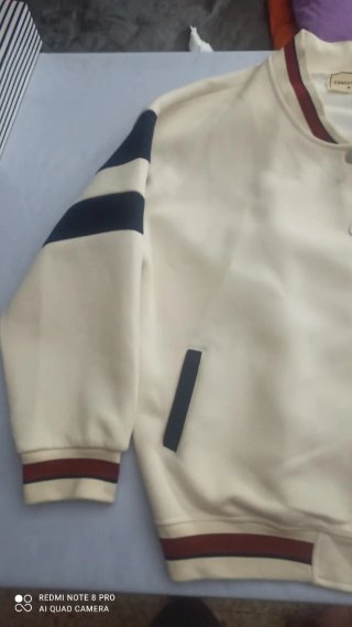 Chaqueta universitaria beige y azul
