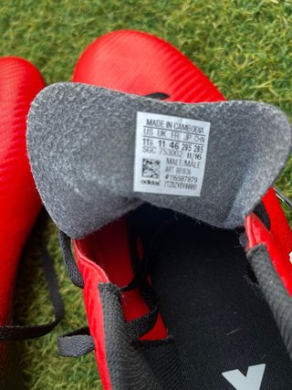 Botas de fútbol Adidas rojas y negras