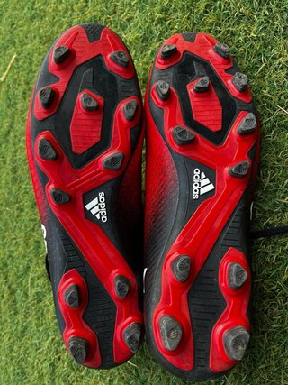 Botas de fútbol Adidas rojas y negras