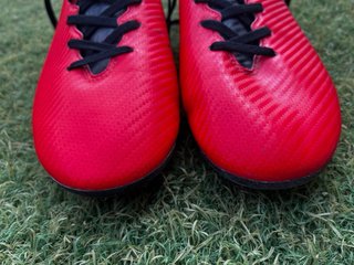 Botas de fútbol Adidas rojas y negras