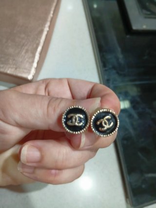 Pendientes dorados y plateados