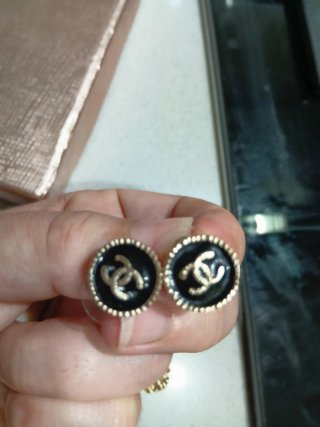 Pendientes dorados y plateados