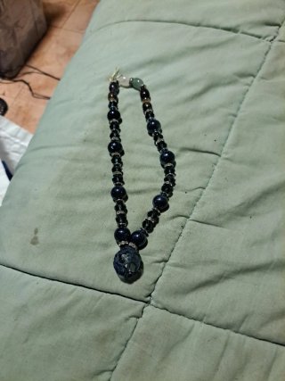 Collar con bola azul y morada