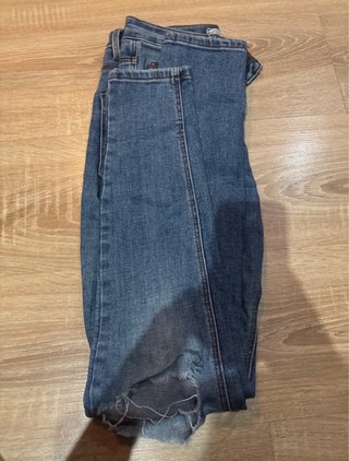 Pantalón vaquero roto azul