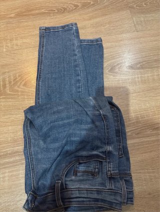 Pantalón vaquero roto azul