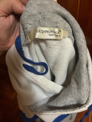 Sudadera gris, blanca y azul