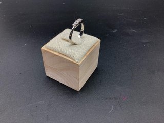anillo oro 18k con piedra con diamante