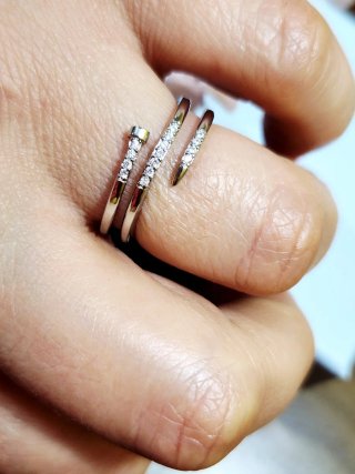 Anillo Diseño Clavo Giratorio. plata y circonitas