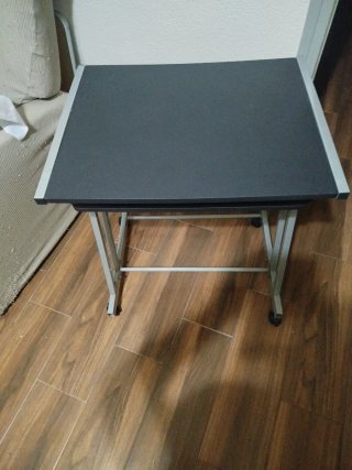Mesa metálica para ordenador con ruedas