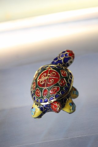 Cajita tortuga cloisonne, vintage. Cajita, joyero, pastillero de metal esmaltado.