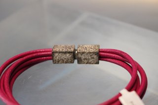 Pulsera de metal y cuero rosa. Brazalete.