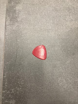 Guitarra rosa infantil con pua