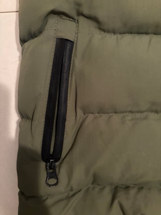 Chaleco acolchado verde con capucha