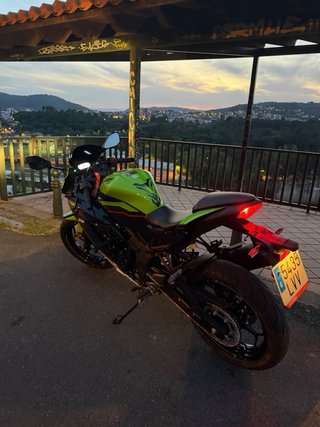 Kawasaki Ninja 125 Sportbike Negra y Verde