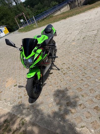 Kawasaki Ninja 125 Sportbike Negra y Verde