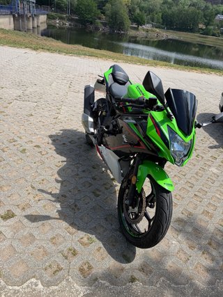 Kawasaki Ninja 125 Sportbike Negra y Verde