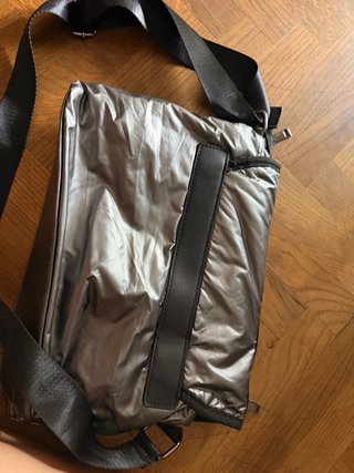 Bolso plateado acolchado