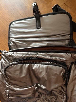 Bolso plateado acolchado