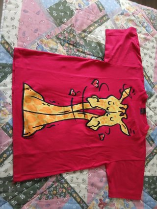 T-shirt rossa con giraffa, misure in descrizione