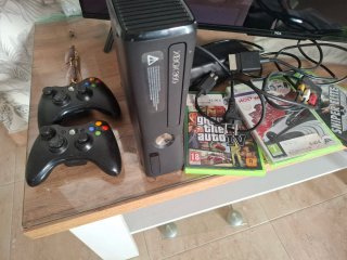 Xbox 360 Negra + 3 Juegos