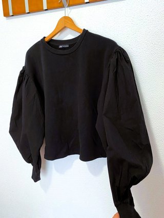 Sudadera Zara negra mangas globo