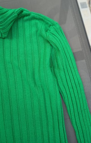 Camisola de gola verde