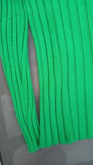 Camisola de gola verde
