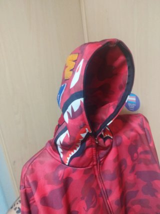Sudadera con capucha roja y estampado