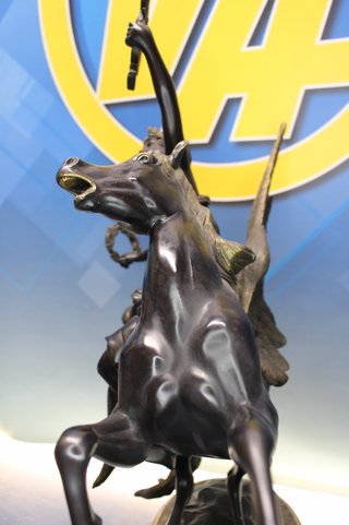 Escultura bronce de la casa Soher. Musa montando a Pegaso. Pieza numerada 206/400.