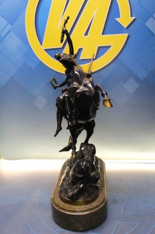 Escultura bronce de la casa Soher. Musa montando a Pegaso. Pieza numerada 206/400.