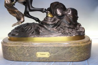Escultura bronce de la casa Soher. Musa montando a Pegaso. Pieza numerada 206/400.