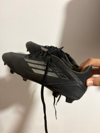 Botas de fútbol Adidas negras y plateadas