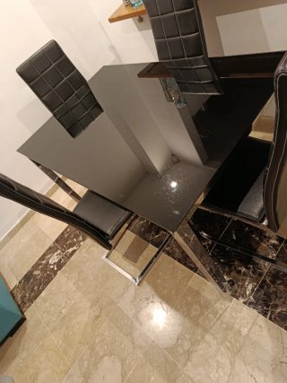 Mesa cristal y 4 sillas negras