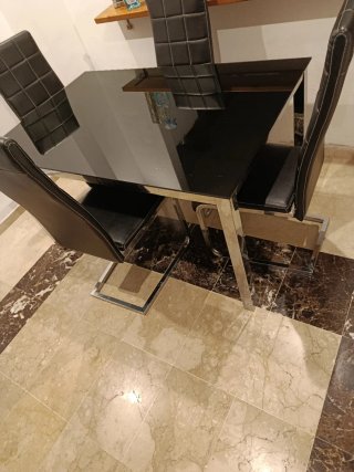 Mesa cristal y 4 sillas negras