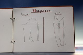 Cuaderno de patrones antiguos hechos a mano.