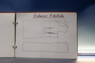 Cuaderno de patrones antiguos hechos a mano.