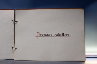 Cuaderno de patrones antiguos hechos a mano.