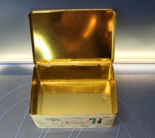 Colacao: Caja metálica serie China, oriental “Botiquín”. Blanca.