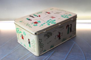 Colacao: Caja metálica serie China, oriental “Botiquín”. Blanca.