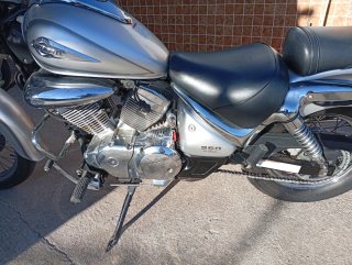 Moto Custom Plata con Baúl